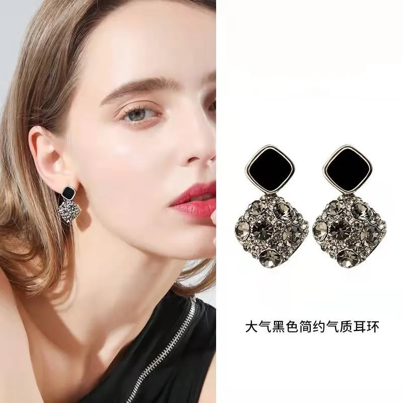 925 Silver Needle Simple Retro Korean Winter Rhinestone Fashion Earrings Geometric Round Square Full Diamond Simple Ear Jewelry
925 Silver Needle Simple Retro Korean Winter Rhinestone Fashion Earrings Geometric Round Square Full Diamond Simple Ear Jewelry