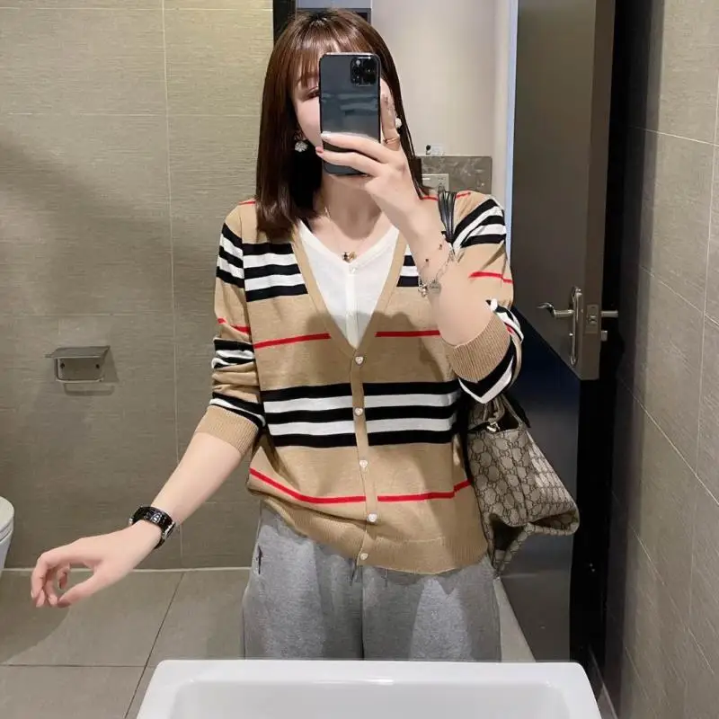 2021 spring new V-neck contrast stripe love button T-shirt fake two sweaters 
2021 spring new V-neck contrast stripe love button T-shirt fake two sweaters