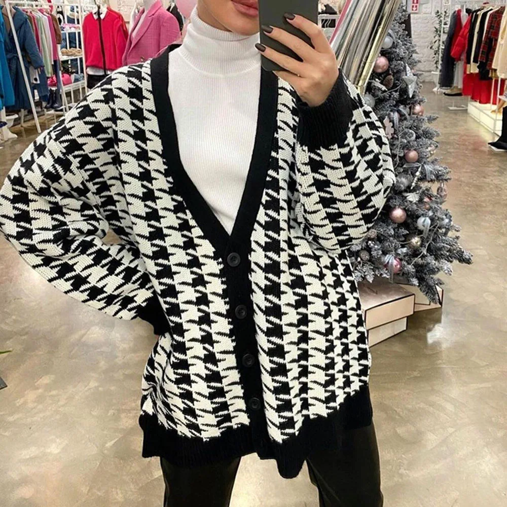 2021 New Sweater Fashion Europe America Loose Casual V-neck Houndstooth Long Sleeve Single-breasted Color Contrast Knitted Coat
2021 New Sweater Fashion Europe America Loose Casual V-neck Houndstooth Long Sleeve Single-breasted Color Contrast Knitted Coat