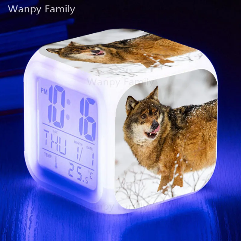 Многофункциональные электронные часы с изображением порочного волка