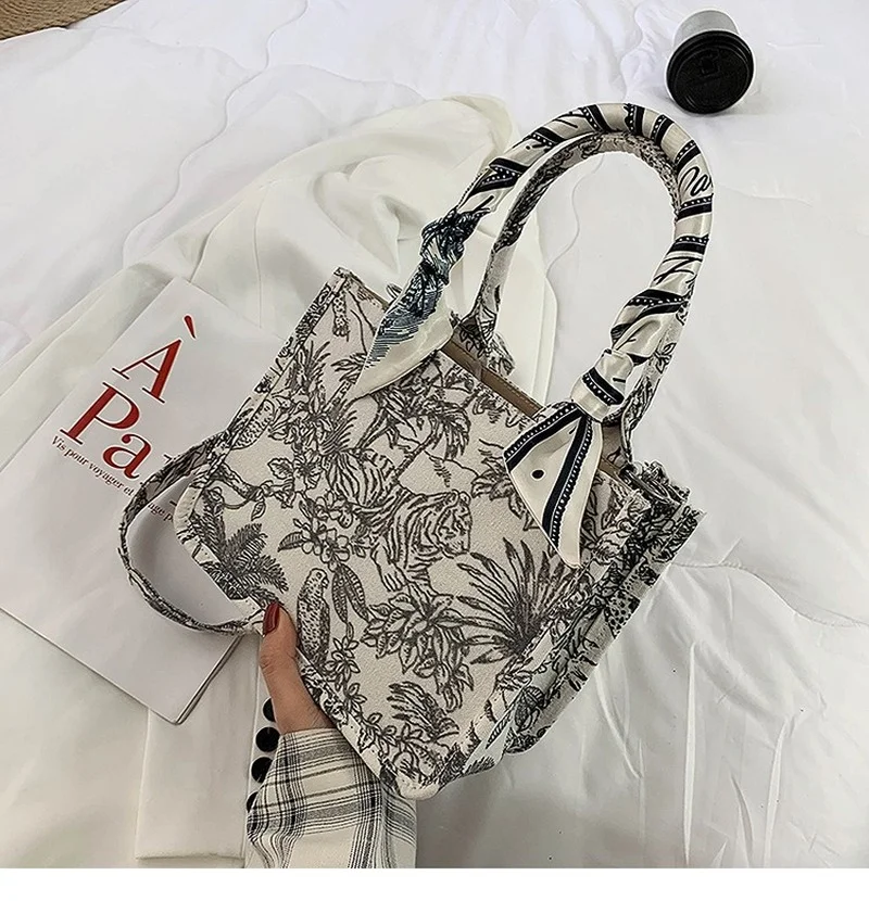 2021 Women's Bag Luxury Designer Handbag Shopper Fashion Brand Designer Bag Jacquard Embroidery Female Girls Canvas Shoulder Bag
2021 Women's Bag Luxury Designer Handbag Shopper Fashion Brand Designer Bag Jacquard Embroidery Female Girls Canvas Shoulder Bag