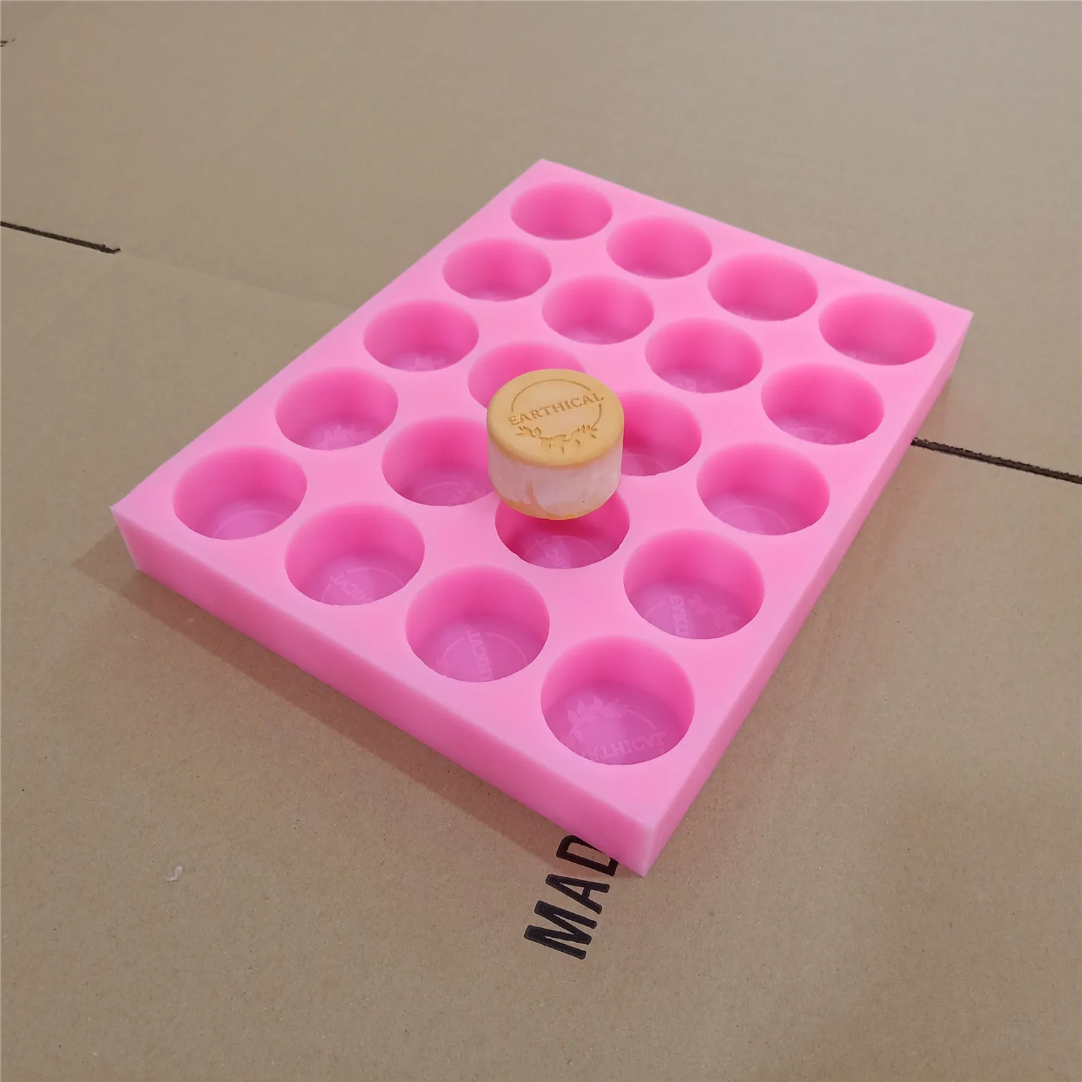 Round Shape Custom Solid Shampoo Mold Personalised Soap Moulds with Logo for Handmade Cold Process Soap Making Wax Melt Mould
Round Shape Custom Solid Shampoo Mold Personalised Soap Moulds with Logo for Handmade Cold Process Soap Making Wax Melt Mould