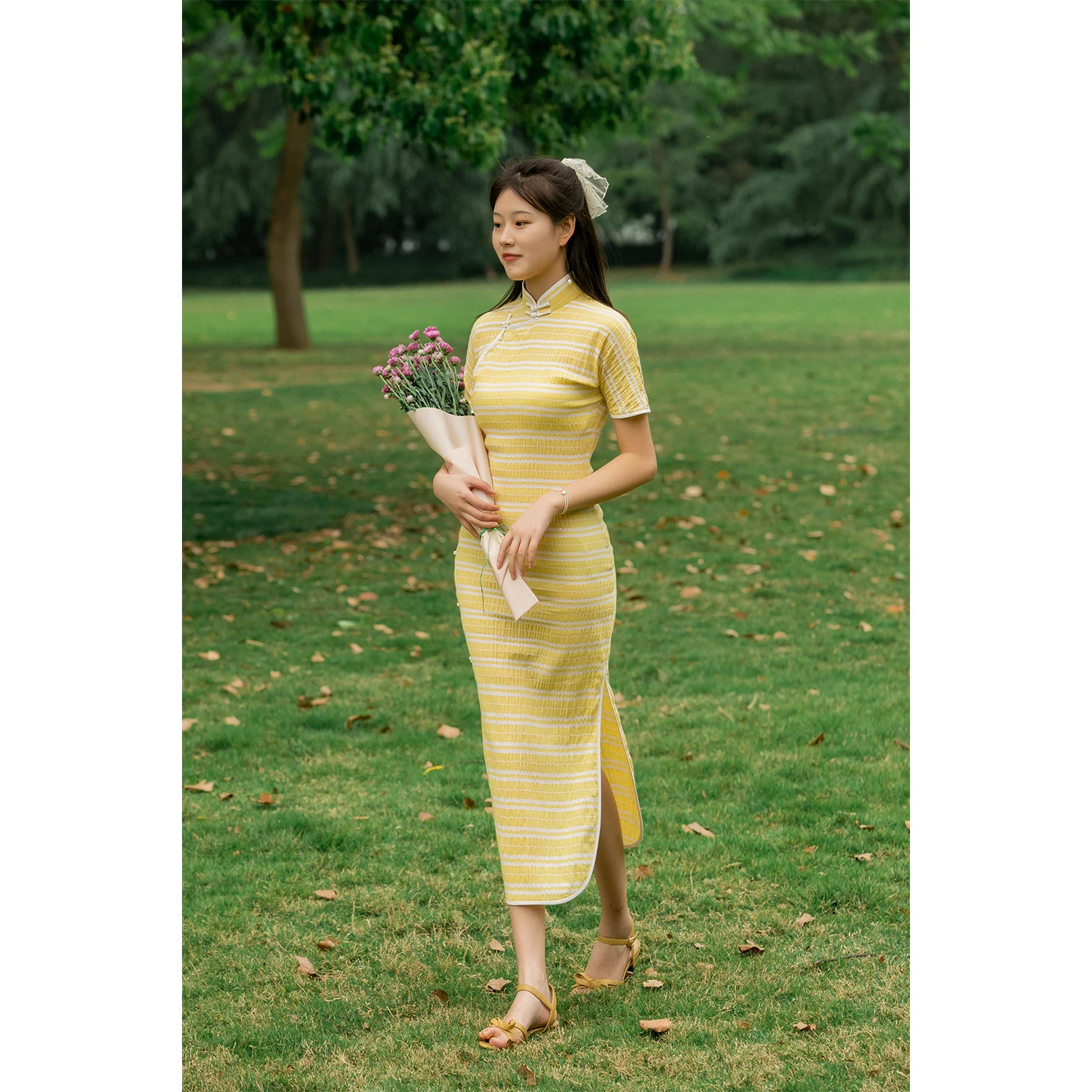 The middle top ulara retro full open of the republic of China light yellow Bai Liqi young little girl qipao
The middle top ulara retro full open of the republic of China light yellow Bai Liqi young little girl qipao