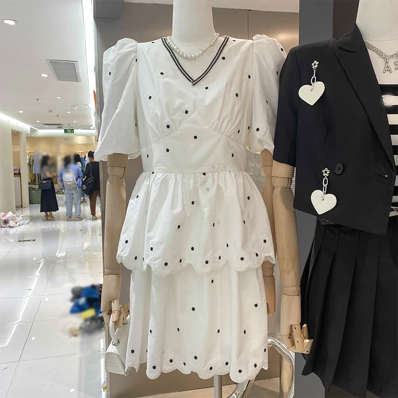 Temperament White Cake Dress for Women 2021 New Summer Fashion Embroidery V-neck Puff Sleeve Slim Waist Female Dresses Goddess
Temperament White Cake Dress for Women 2021 New Summer Fashion Embroidery V-neck Puff Sleeve Slim Waist Female Dresses Goddess