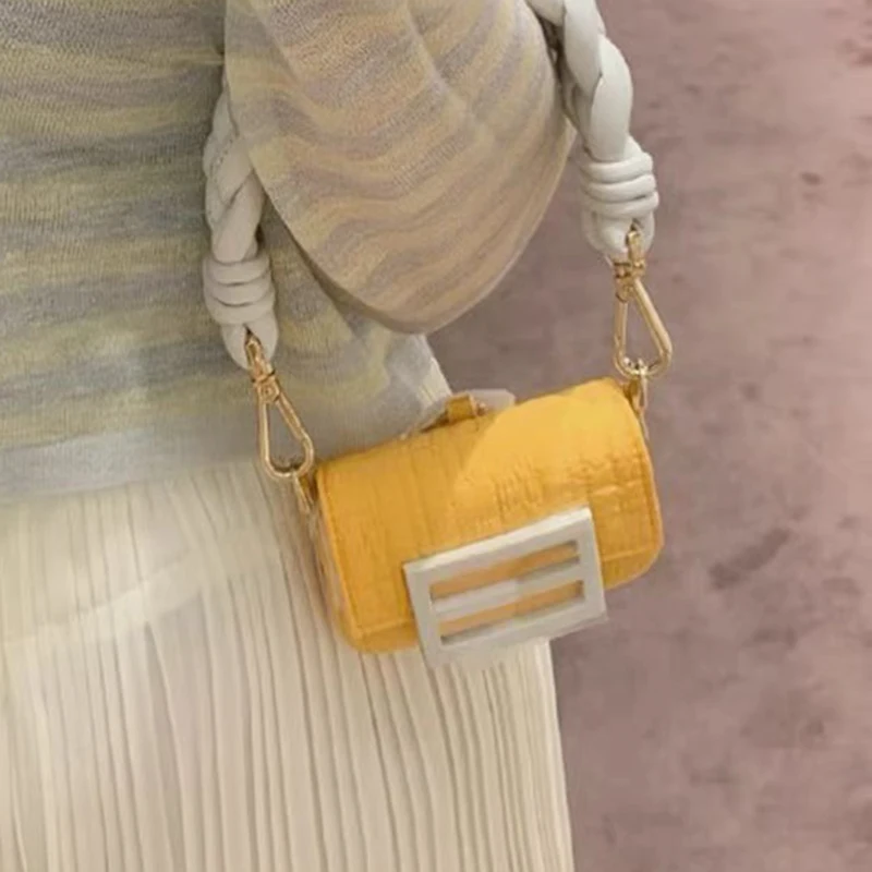 VGH Colorblock Patchwork Woven Thick Handle Handbags Female Fashionable Shoulder Bag For Women New Accessories 2021 Summer Style
VGH Colorblock Patchwork Woven Thick Handle Handbags Female Fashionable Shoulder Bag For Women New Accessories 2021 Summer Style