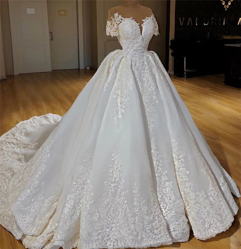 Sheer Neck Ball Gown Short Sleeves Wedding Dresses Pleated Ruched Custom Made Luxurious Bridal Gowns Appliques Lace Middle East
Sheer Neck Ball Gown Short Sleeves Wedding Dresses Pleated Ruched Custom Made Luxurious Bridal Gowns Appliques Lace Middle East