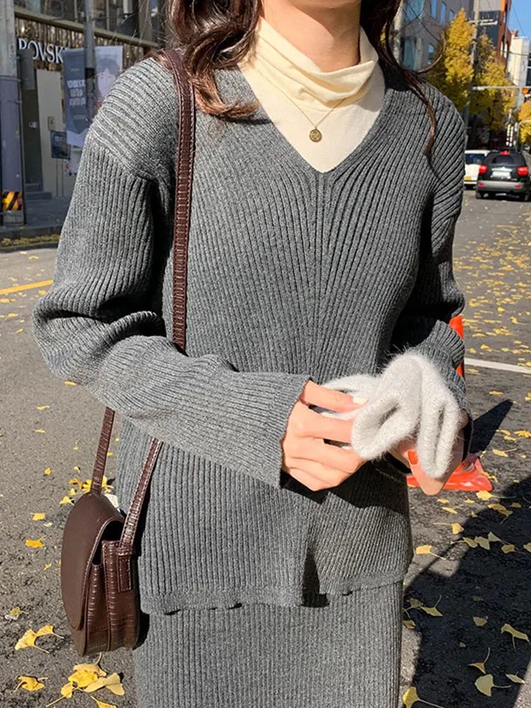 4 colors autumn winter women sets soild color loose v neck sweater+slim knitted skirt preppy style women clothing set (X1214
4 colors autumn winter women sets soild color loose v neck sweater+slim knitted skirt preppy style women clothing set (X1214