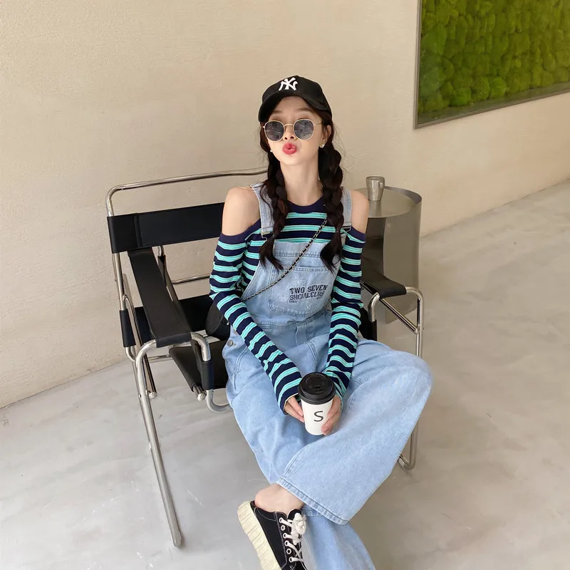 Джинсовый комбинезон с высокой талией и широкими штанинами 
Джинсовый комбинезон с высокой талией и широкими штанинами