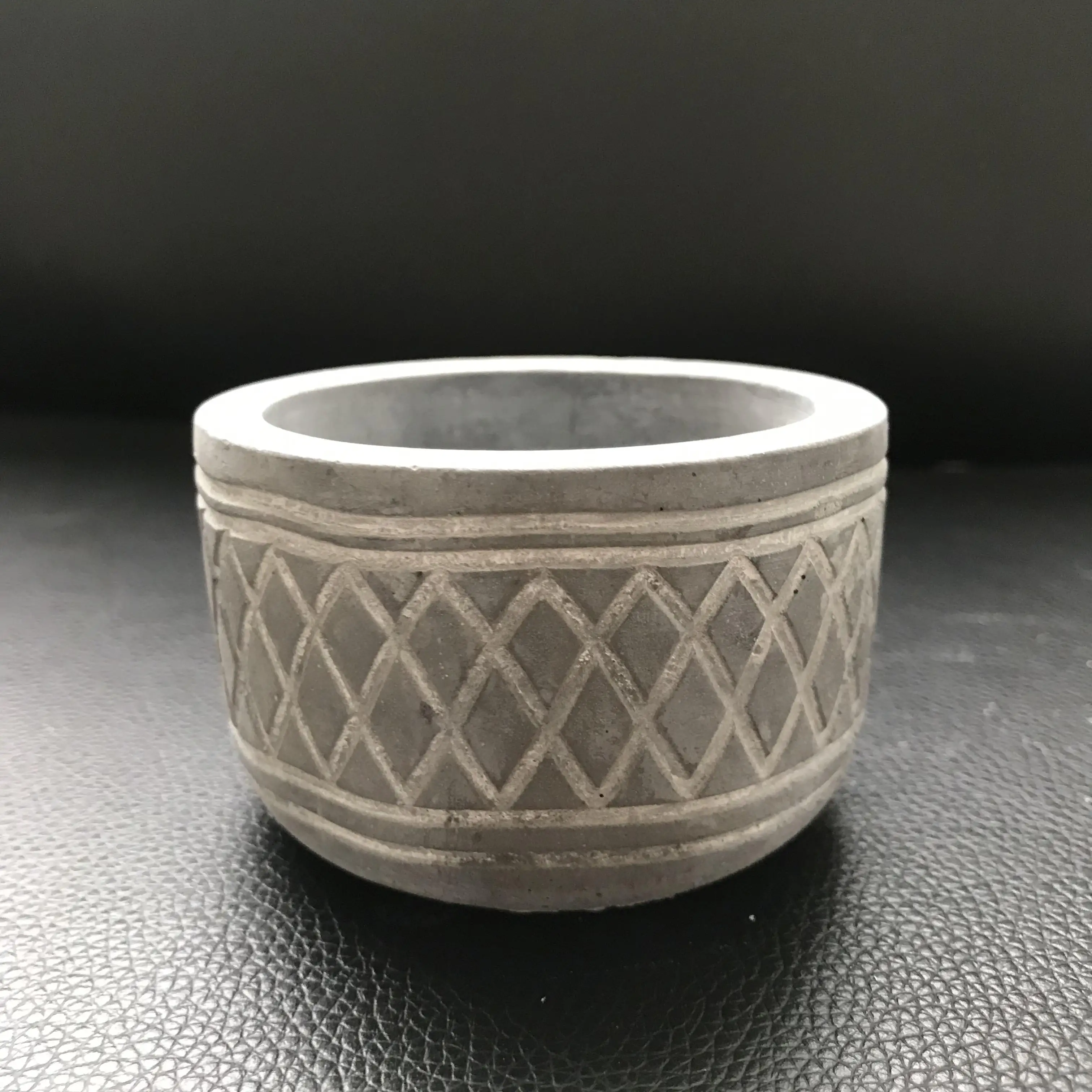 Handmade Cement Flowerpot Silicone Mold for Creative Gardening Decoration Tools Concrete Pot Molds
Handmade Cement Flowerpot Silicone Mold for Creative Gardening Decoration Tools Concrete Pot Molds