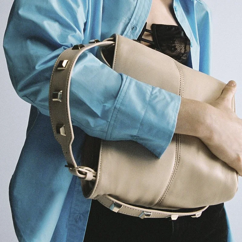 Модная дизайнерская женская сумочка с заклепками, прошитая Ретро сумка-мешок, сумка-мессенджер через плечо 
Модная дизайнерская женская сумочка с заклепками, прошитая Ретро сумка-мешок, сумка-мессенджер через плечо