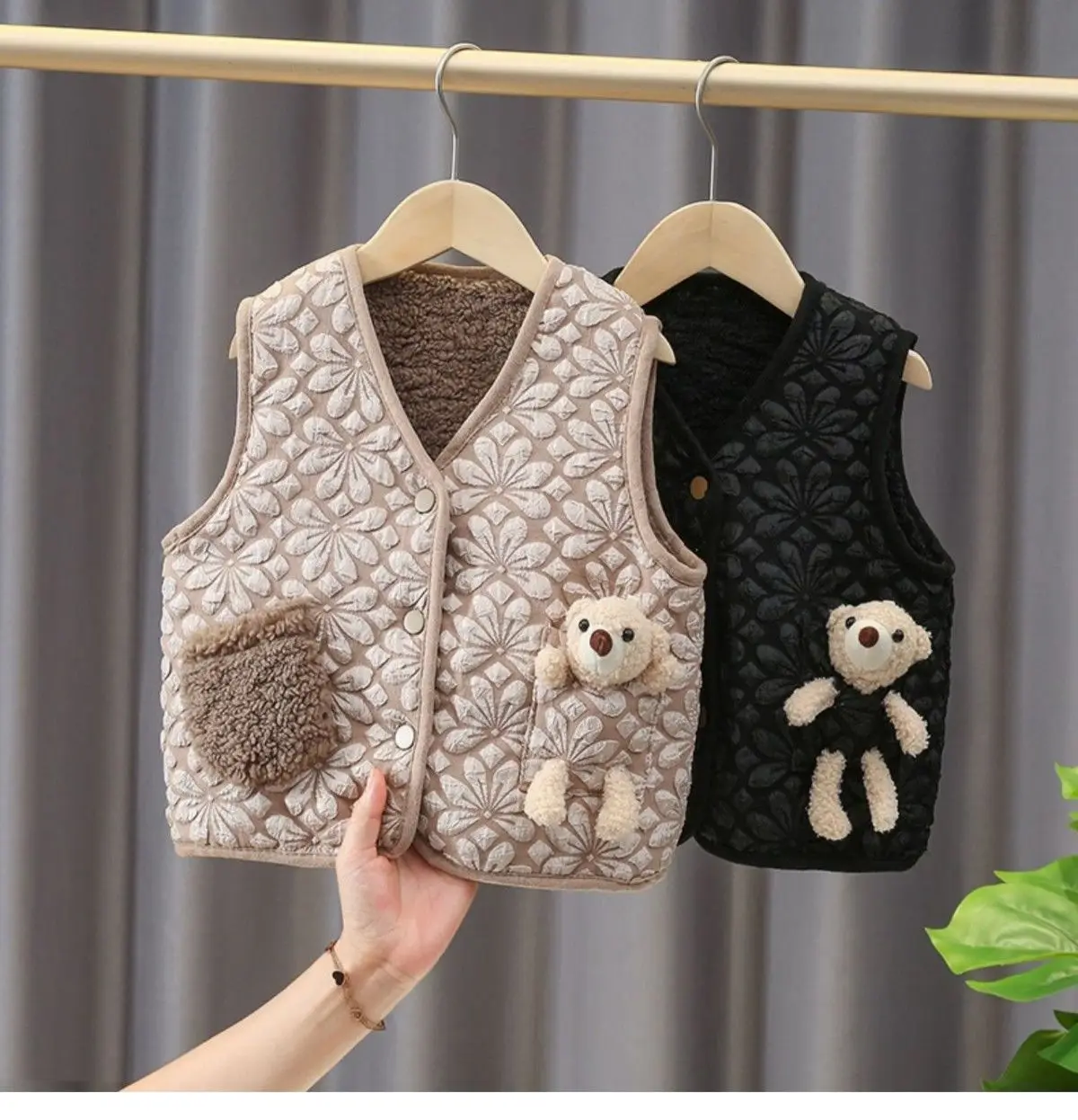 Plus velvet Autumn Girls Warm Vest Winter Boys Thicken Waistcoat Kids Outerwear Double sided Children sleeveless Toddler Jackets
Plus velvet Autumn Girls Warm Vest Winter Boys Thicken Waistcoat Kids Outerwear Double sided Children sleeveless Toddler Jackets