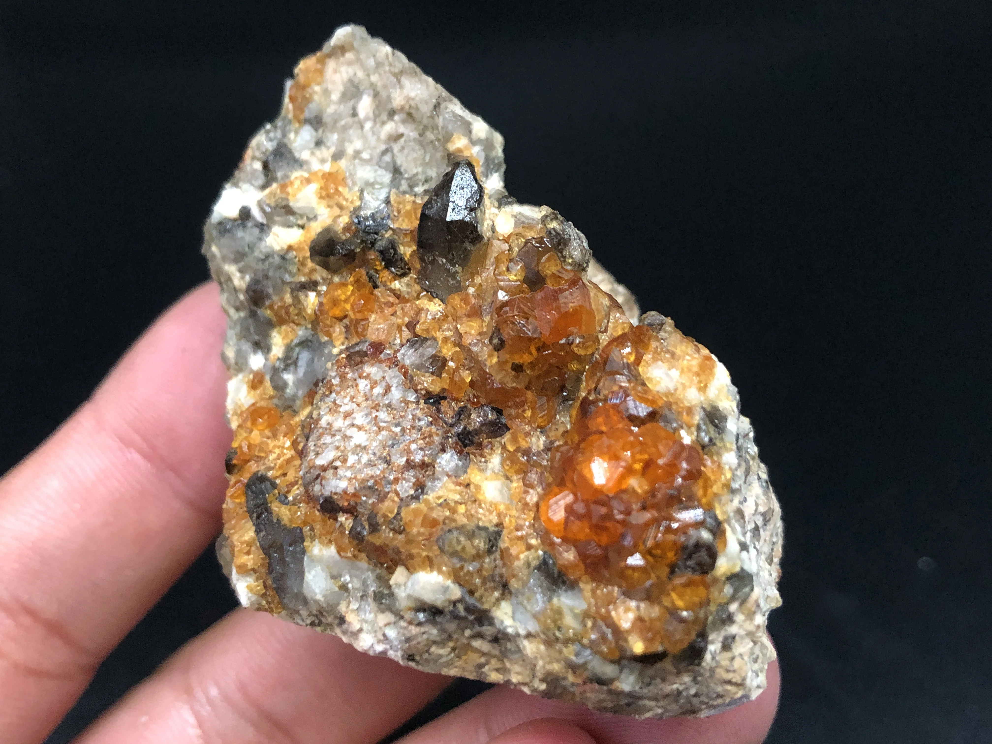 100% natural crystal garnet, tea body crystal, feldspar mineral crystal symbiosis
100% natural crystal garnet, tea body crystal, feldspar mineral crystal symbiosis