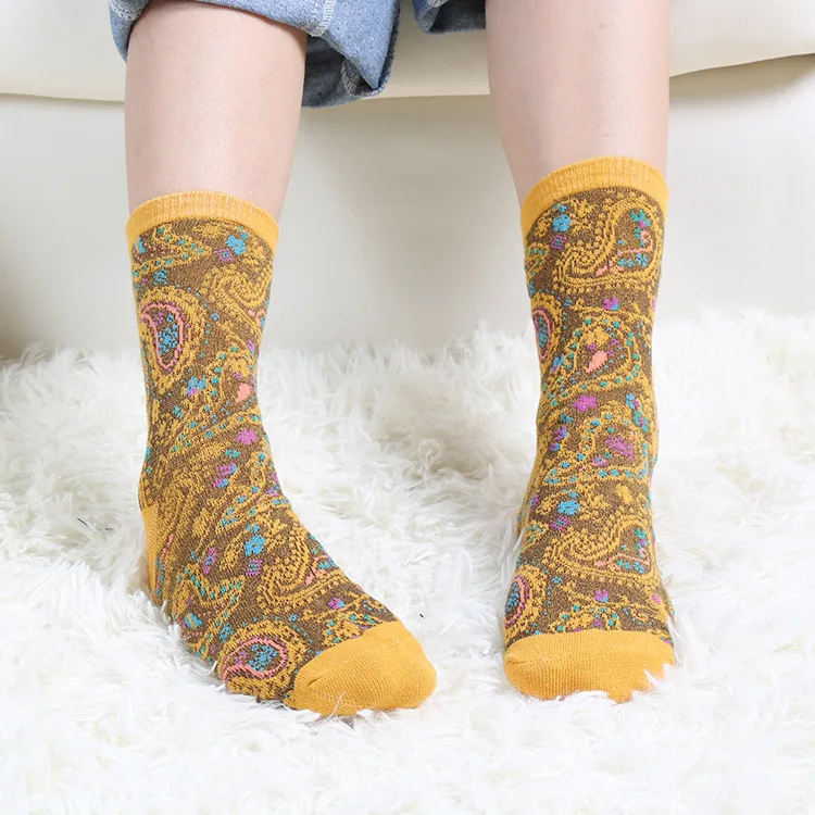 Women Socks Cotton Euramerican National Wind Flowers Autumn and Winter Ladies Socks Warm and Cute 2021 New Fashion hot
Women Socks Cotton Euramerican National Wind Flowers Autumn and Winter Ladies Socks Warm and Cute 2021 New Fashion hot