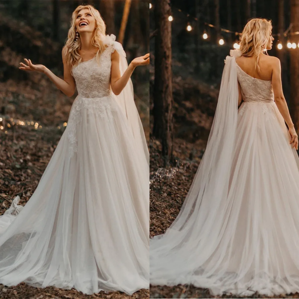 2021 Wedding Dresses One Shoulder Pleated Beading Applique Lace Sweep Train Tulle Bride Gowns Vestido De Novia Свадебное Платье 
2021 Wedding Dresses One Shoulder Pleated Beading Applique Lace Sweep Train Tulle Bride Gowns Vestido De Novia Свадебное Платье