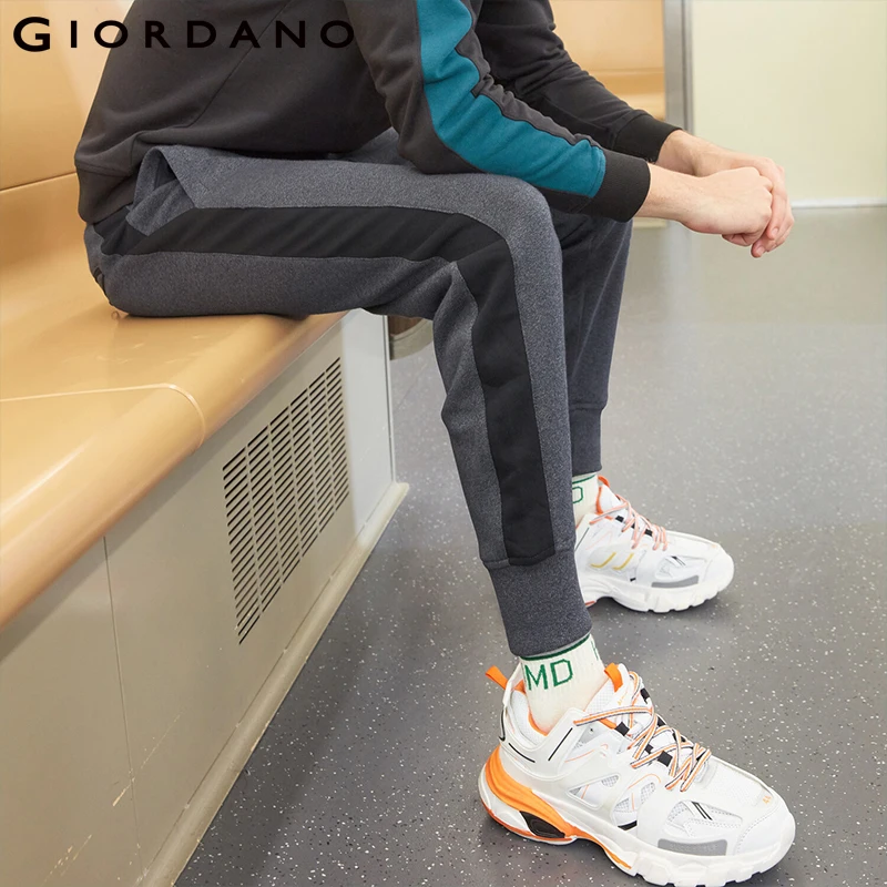 Giordano мужские спортивные эластичные брюки на резинке со шнурком,имеется три варианта данной модели.
Giordano мужские спортивные эластичные брюки на резинке со шнурком,имеется три варианта данной модели.