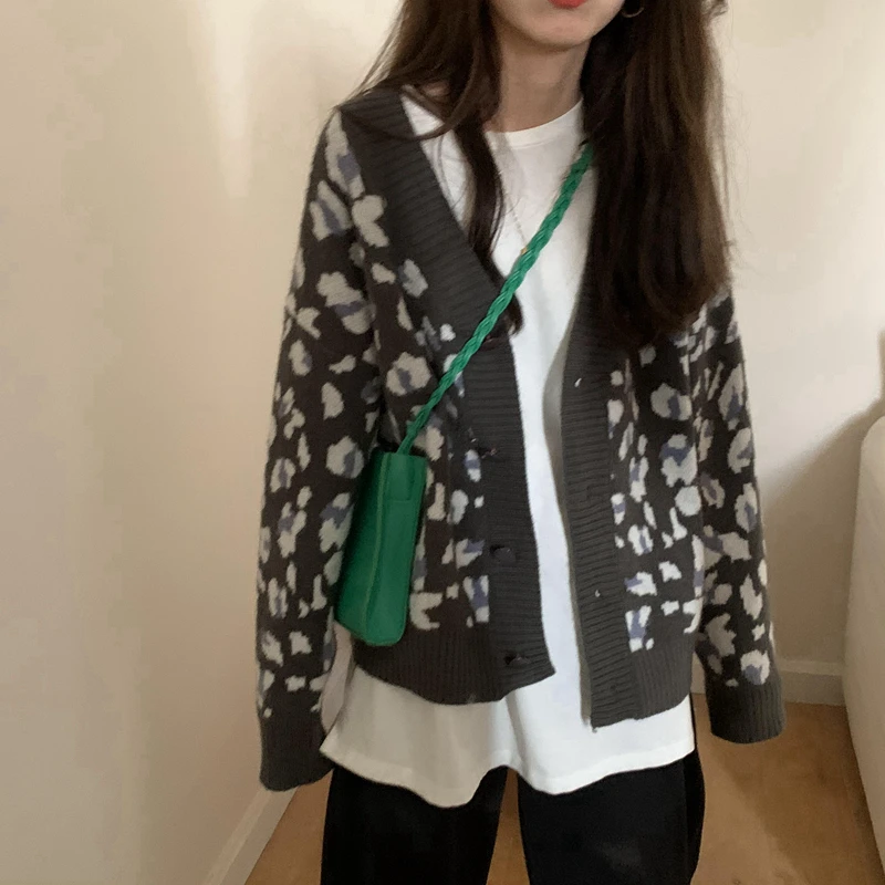 Women Sweaters Autumn Winter 2020 Fashion Casual Leopard Pattern V Neck Cardigans Single Breasted Long Sleeve Loose Sweater
Women Sweaters Autumn Winter 2020 Fashion Casual Leopard Pattern V Neck Cardigans Single Breasted Long Sleeve Loose Sweater