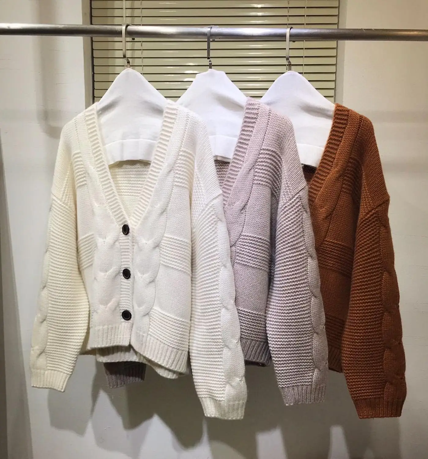 Sweaters cardigan women 2020 autumn winter new fashion runway designer high quality casual single breasted cashmere knitting
Sweaters cardigan women 2020 autumn winter new fashion runway designer high quality casual single breasted cashmere knitting