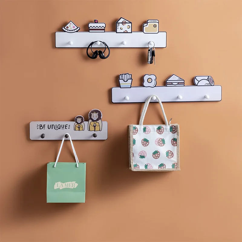 The key rack is hung on the wall at the entrance of the entrance entrance. The creative and personalized wall decoration is 
The key rack is hung on the wall at the entrance of the entrance entrance. The creative and personalized wall decoration is