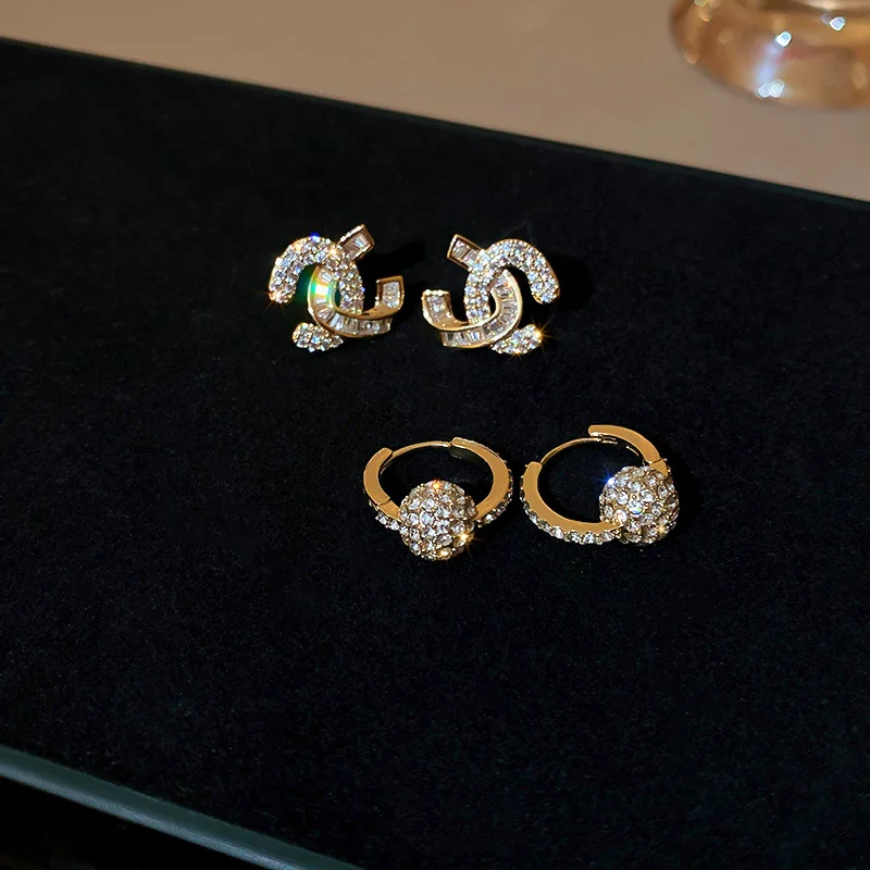 New Diamond-Encrusted Zircon Geometric Letter Earrings for Women Niche Design Light Luxury Earrings Temperament High-End Jewelry
New Diamond-Encrusted Zircon Geometric Letter Earrings for Women Niche Design Light Luxury Earrings Temperament High-End Jewelry