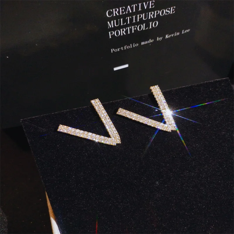 New Arrivals Exquisite Stereoscopic Letter "V "Pattern Stud Earrings for Women Inlaid Full Shiny Crystal Zircon Earrings Jewelry
New Arrivals Exquisite Stereoscopic Letter "V "Pattern Stud Earrings for Women Inlaid Full Shiny Crystal Zircon Earrings Jewelry