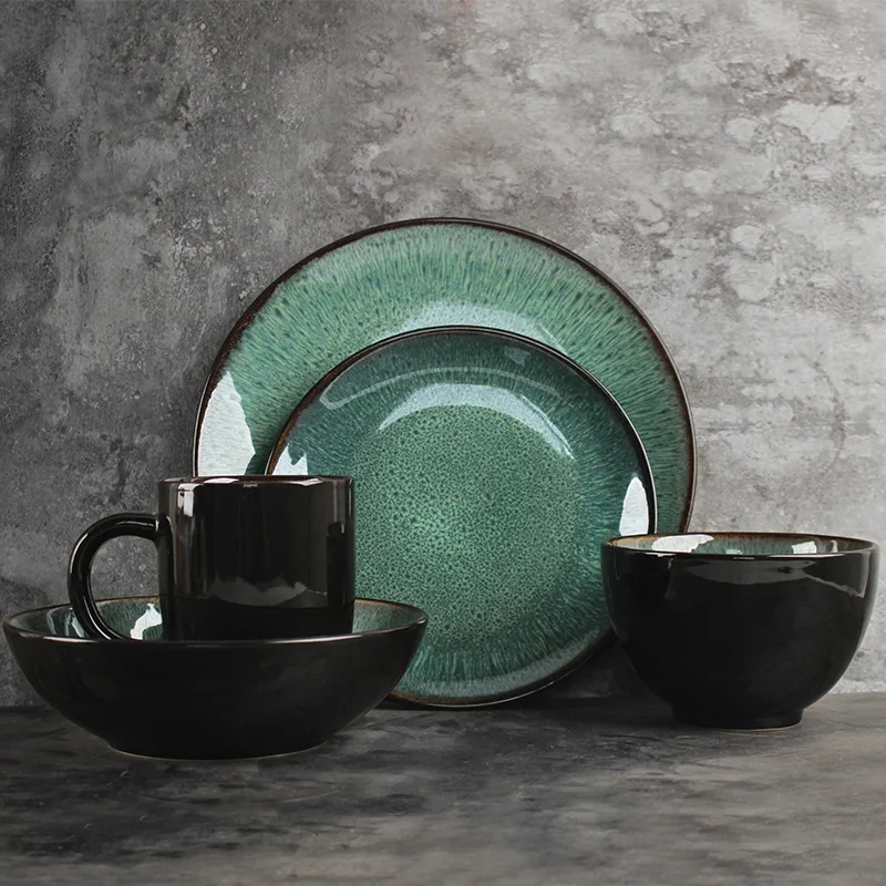 European-style simple ceramic tableware set peacock-pattern bowls and precious green noodle soup for household use.
European-style simple ceramic tableware set peacock-pattern bowls and precious green noodle soup for household use.