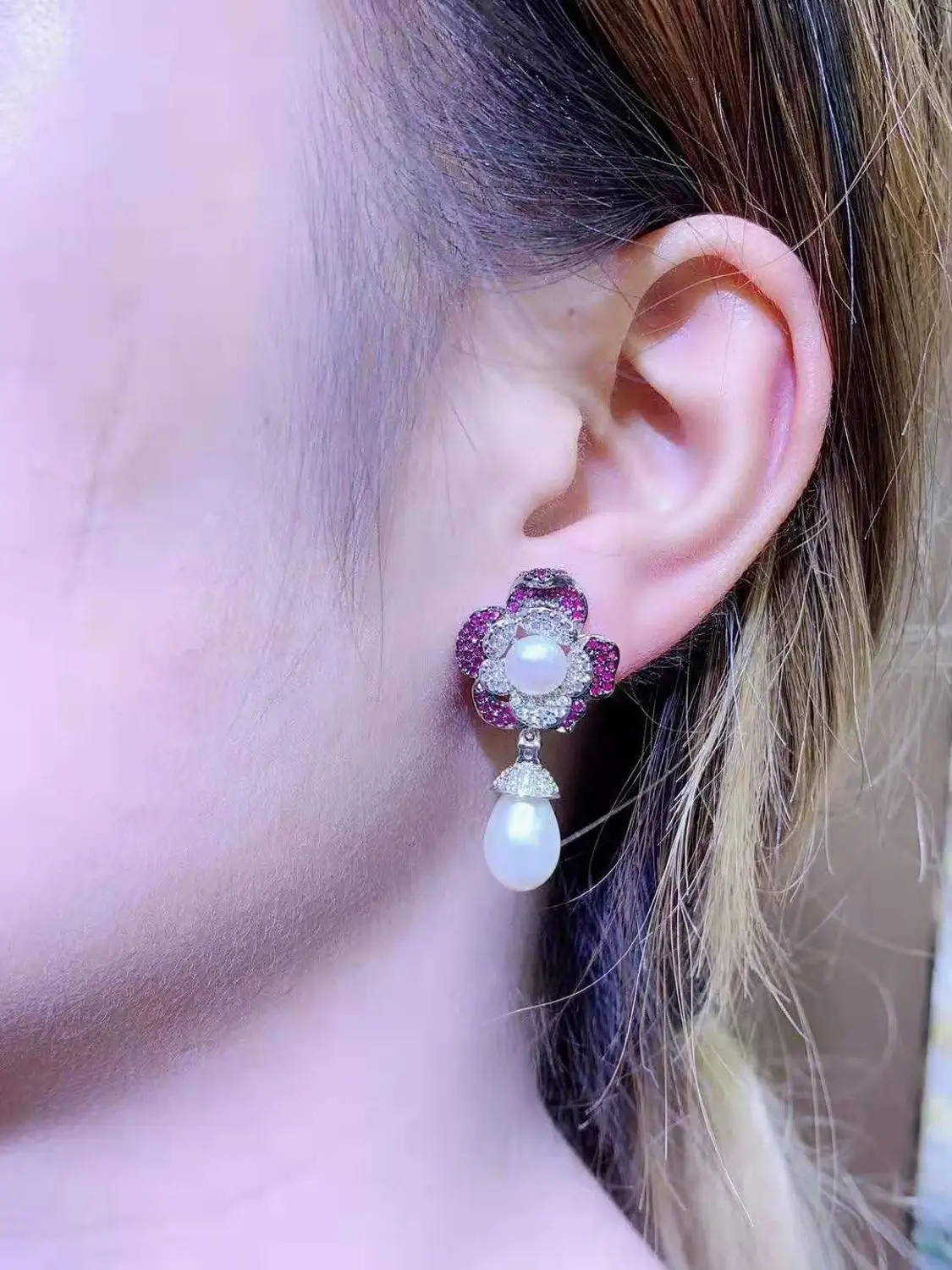 White Sea Shell Pearl Golden Plated Flower Cz Drop Earrings
White Sea Shell Pearl Golden Plated Flower Cz Drop Earrings