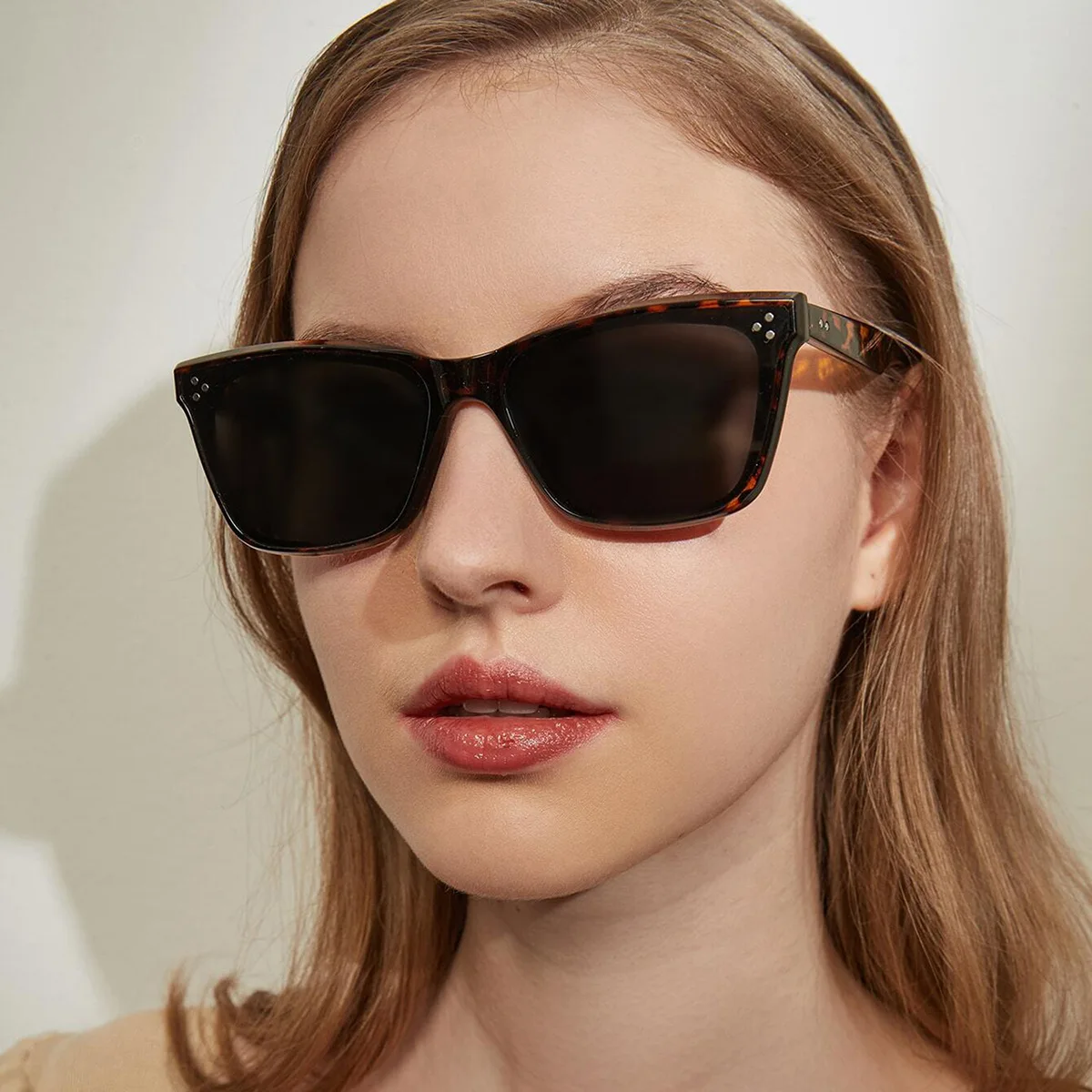 New Vintage Cateye Sunglasses Man Women Brand Designer Ocean Lens Square Eyeglasses Retro Shopping Oculos De Sol Masculino UV400
New Vintage Cateye Sunglasses Man Women Brand Designer Ocean Lens Square Eyeglasses Retro Shopping Oculos De Sol Masculino UV400