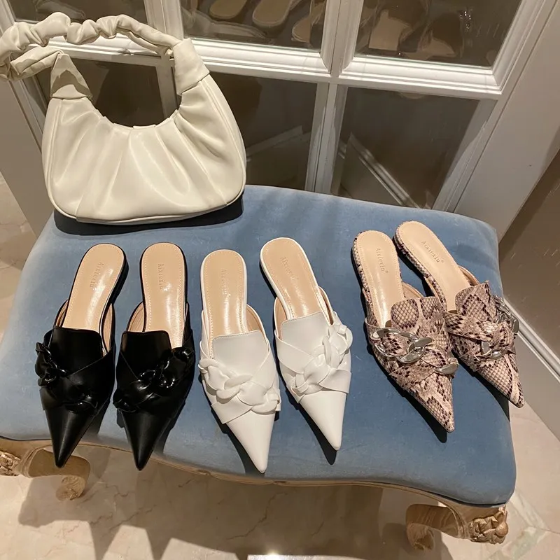 The new shallow mouth pointed toe color matching slippers fashion casual all-match women's sandals and slippers
The new shallow mouth pointed toe color matching slippers fashion casual all-match women's sandals and slippers