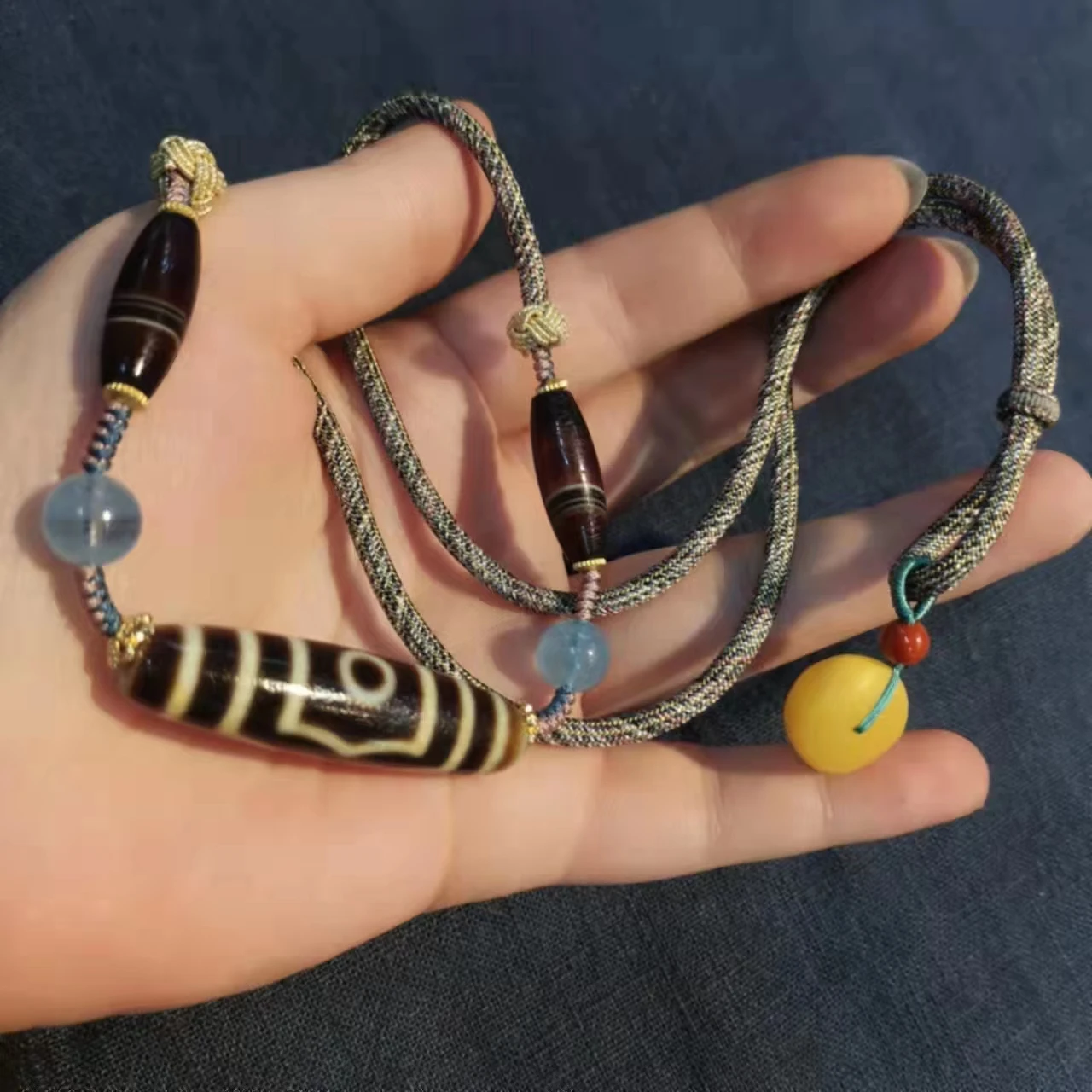 1pcs/lot natural aquamarine silk-wrapped stripe tooth yellow three-eyed old agate amber multi-precious stones design necklace
1pcs/lot natural aquamarine silk-wrapped stripe tooth yellow three-eyed old agate amber multi-precious stones design necklace