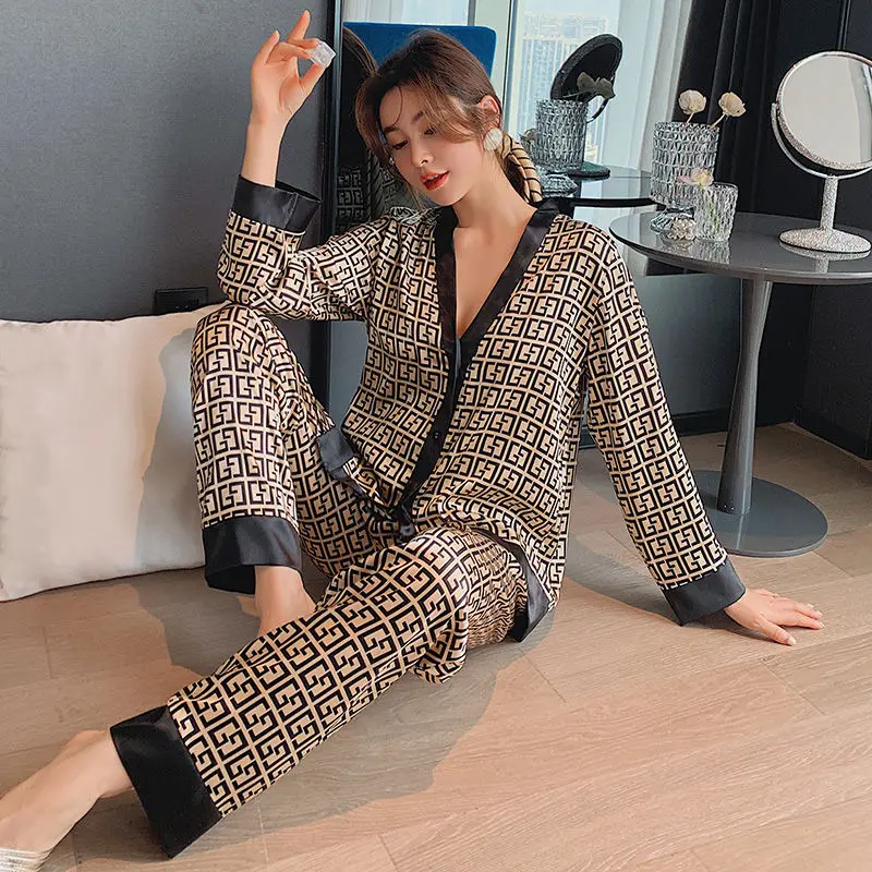 Pajamas women Xia Bing silk sexy V-neck suit spring and autumn long sleeve two-piece home wear
Pajamas women Xia Bing silk sexy V-neck suit spring and autumn long sleeve two-piece home wear