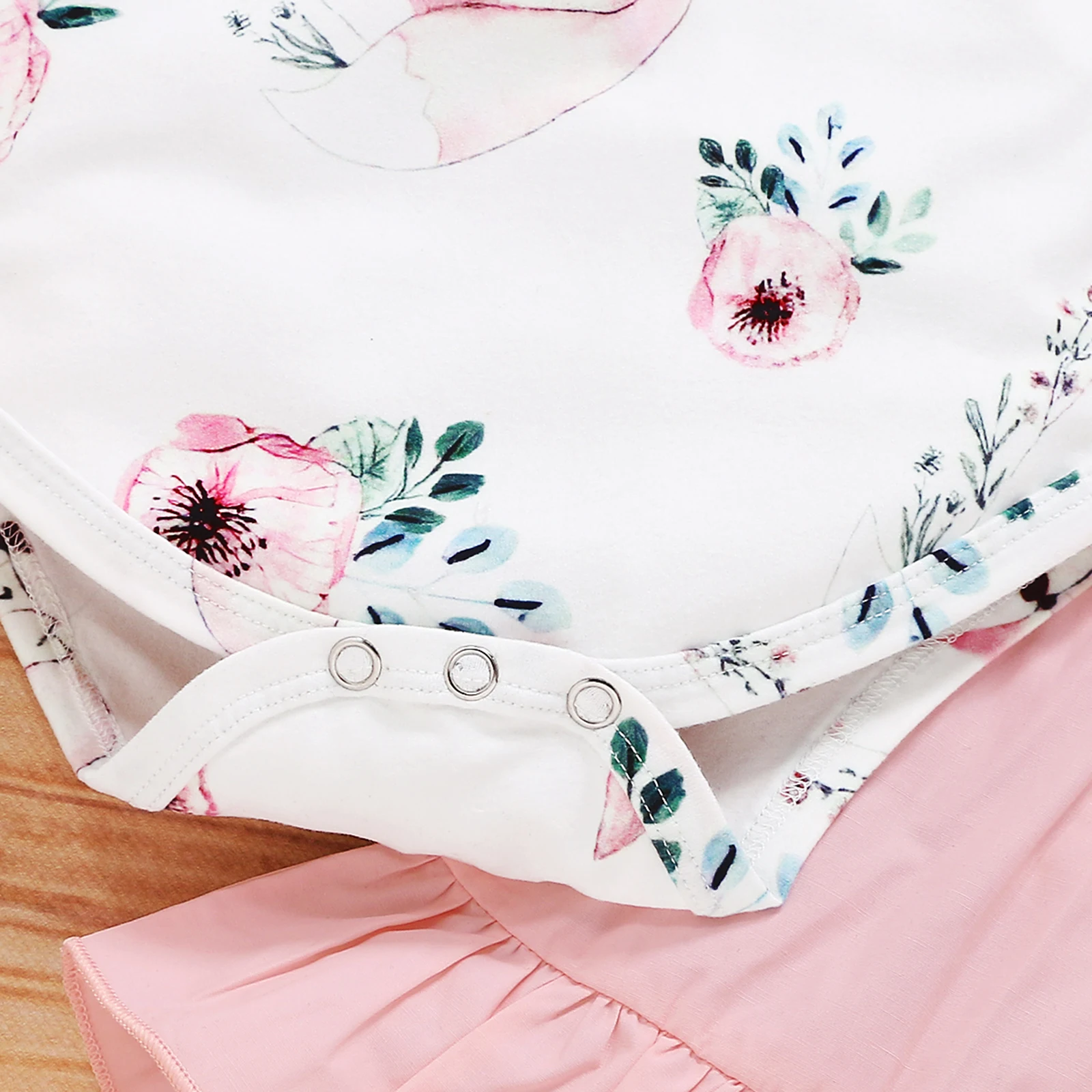 Autumn Infant Baby Girls Clothes Set Anime Print Long Sleeve O-neck Romper+Solid Pink Suspender Skirt+Bow-knot Headband
Autumn Infant Baby Girls Clothes Set Anime Print Long Sleeve O-neck Romper+Solid Pink Suspender Skirt+Bow-knot Headband