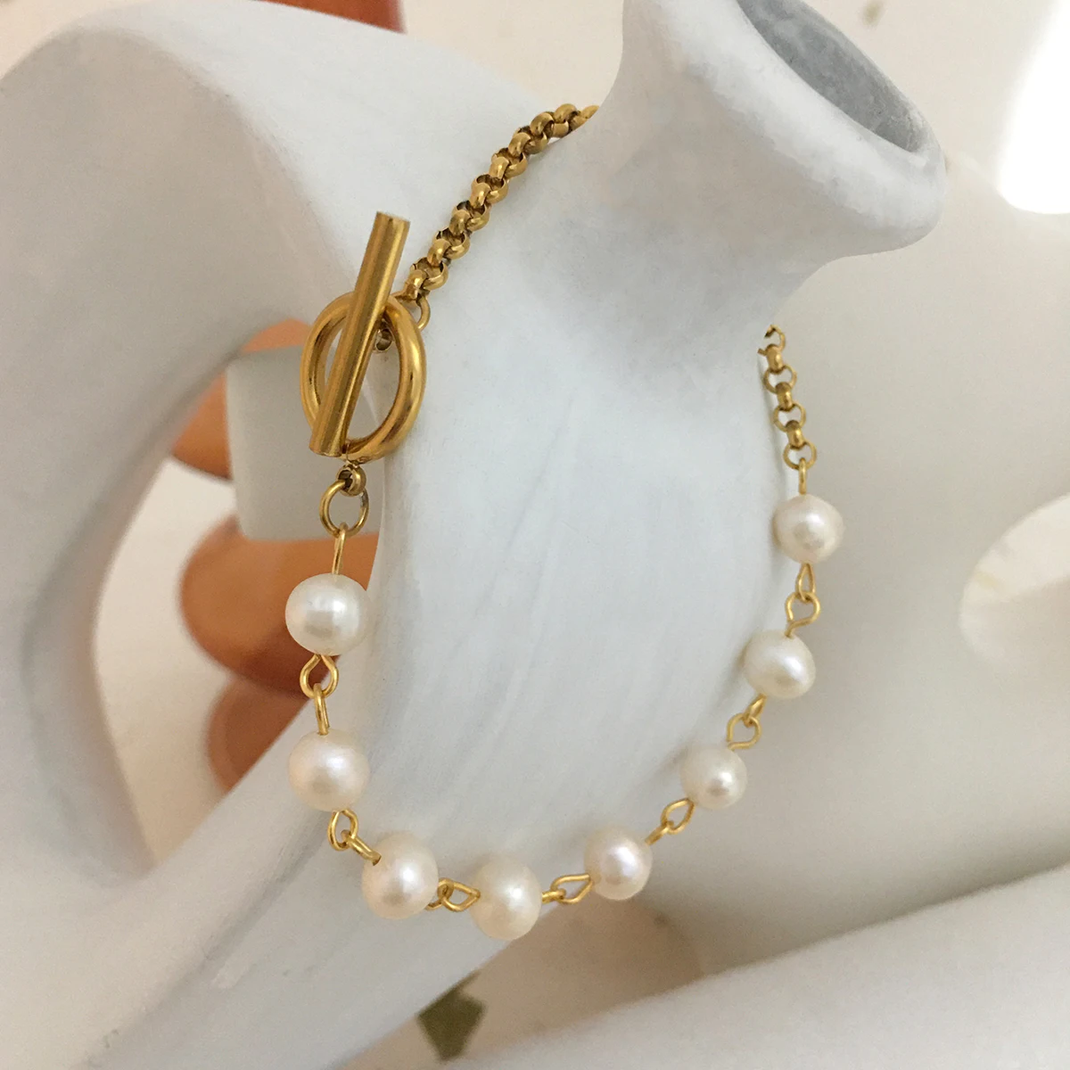 Monlansher Vintage Splicing Titanium Steel Chain Toggle Clasp Bracelet Natural Pearls Bracelet Elegant Delicate Bracelet Jewelry
Monlansher Vintage Splicing Titanium Steel Chain Toggle Clasp Bracelet Natural Pearls Bracelet Elegant Delicate Bracelet Jewelry