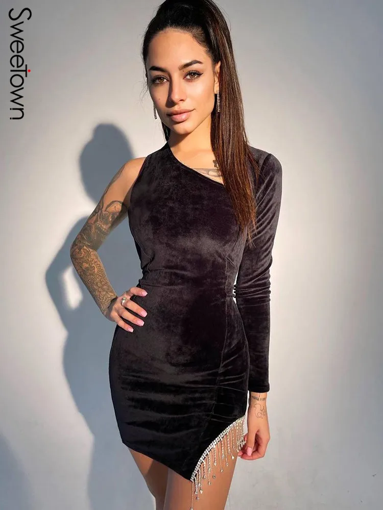 Sweetown Back Hollow Out Sexy Party Dresses For Women 2021 Diamond Tassel Elegant Fashion One Shoulder Velvet Bodycon Dress
Sweetown Back Hollow Out Sexy Party Dresses For Women 2021 Diamond Tassel Elegant Fashion One Shoulder Velvet Bodycon Dress