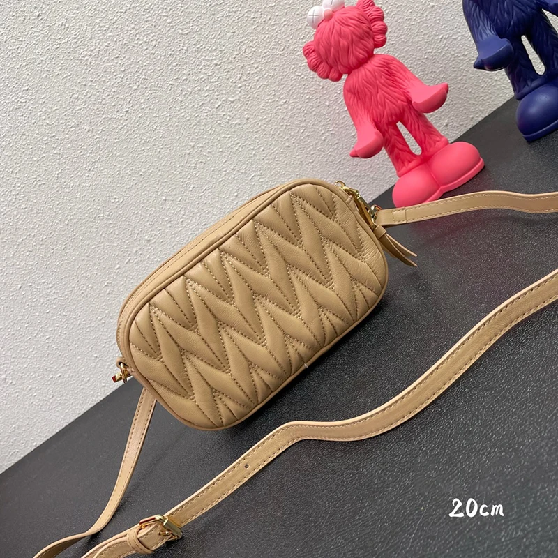 The new hot style simple fashion all-match shoulder bag female leather square compact cute camera bag diagonal bag
The new hot style simple fashion all-match shoulder bag female leather square compact cute camera bag diagonal bag