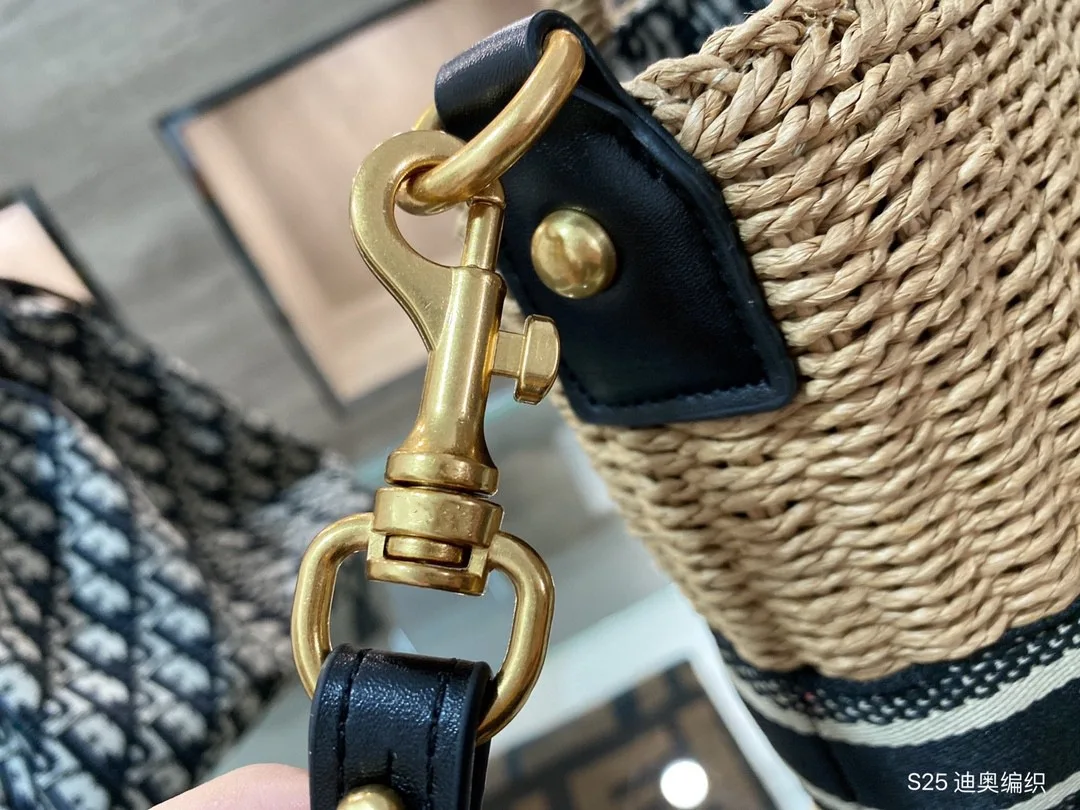 New Luxury Ladies Basket Saddle Bag Embroidery Handbag Bags Women's Designer Collection Classic Top Quality Shoulder Bag
New Luxury Ladies Basket Saddle Bag Embroidery Handbag Bags Women's Designer Collection Classic Top Quality Shoulder Bag