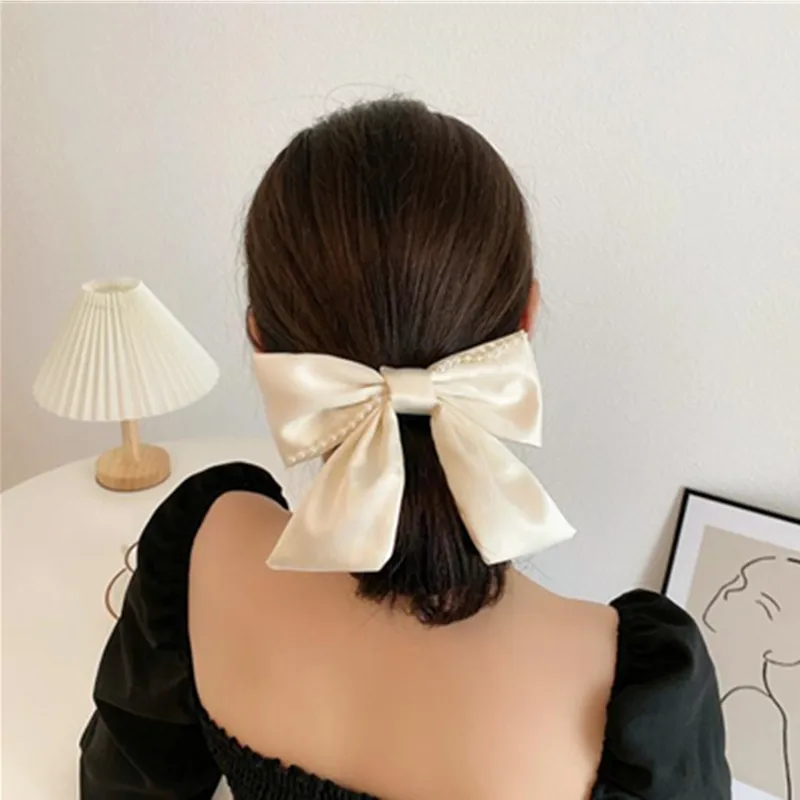 NEW Pearls Bow Snap Clips Ponytail Hair Ornament Handmade Silk Satin Hair Clips Solid Fashion Hair Accessories Bow Barrettes
NEW Pearls Bow Snap Clips Ponytail Hair Ornament Handmade Silk Satin Hair Clips Solid Fashion Hair Accessories Bow Barrettes