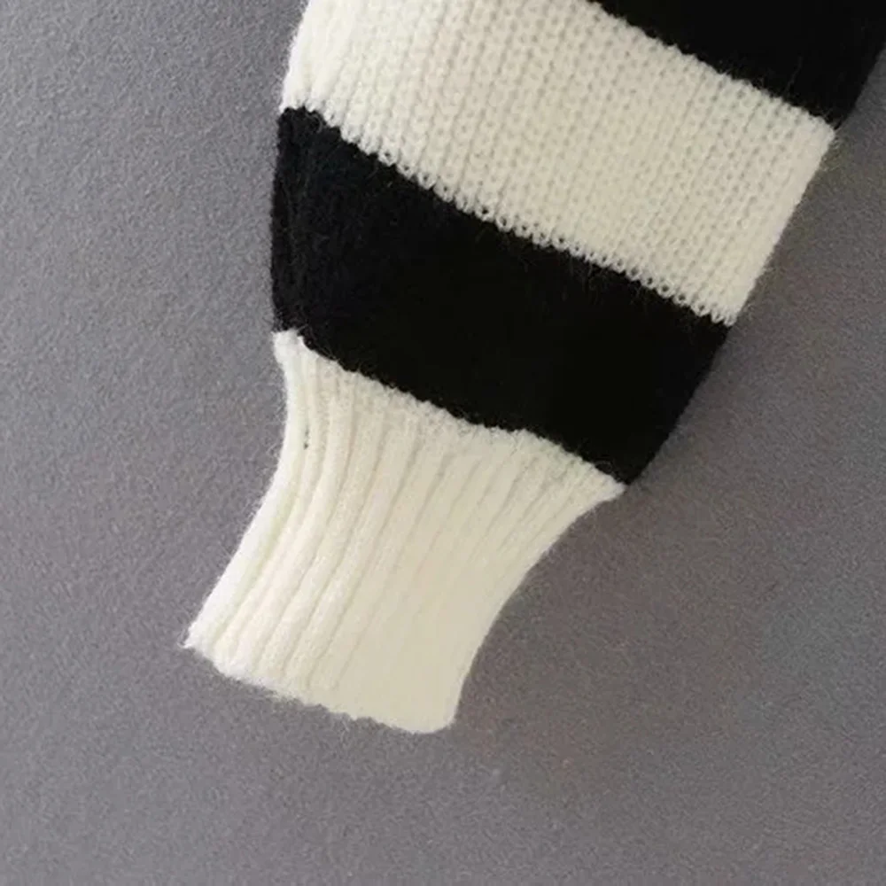 DYLQFS 2021 New Summer Women Vintage Black White Stripes Sweater Girl Knitted Pullover Female Fashion V Neck Slim Short Top
DYLQFS 2021 New Summer Women Vintage Black White Stripes Sweater Girl Knitted Pullover Female Fashion V Neck Slim Short Top