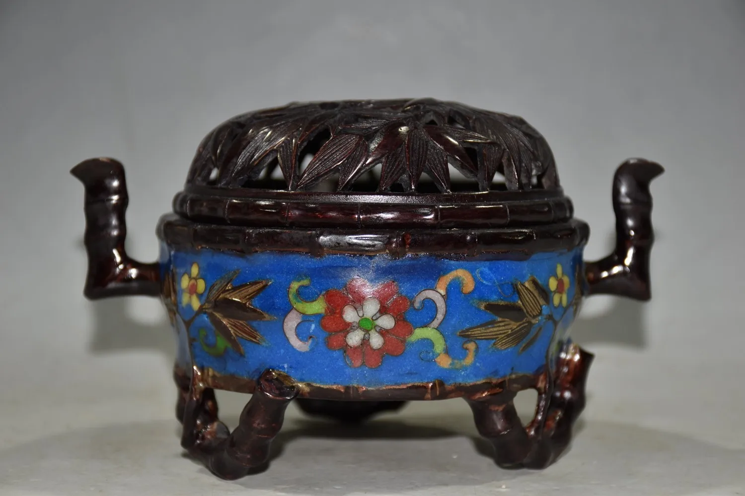 7"Chinese Folk Collection Old Bronze Cloisonne Enamel Bamboo joint Bamboo leaf shape Binaural Three-legged incense burner Office
7"Chinese Folk Collection Old Bronze Cloisonne Enamel Bamboo joint Bamboo leaf shape Binaural Three-legged incense burner Office