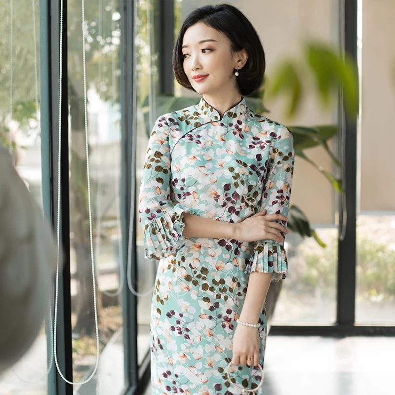 Summer new cheongsam cheongsam modified dress young small sweet girl in the summer of wind from poetry month beauty
Summer new cheongsam cheongsam modified dress young small sweet girl in the summer of wind from poetry month beauty