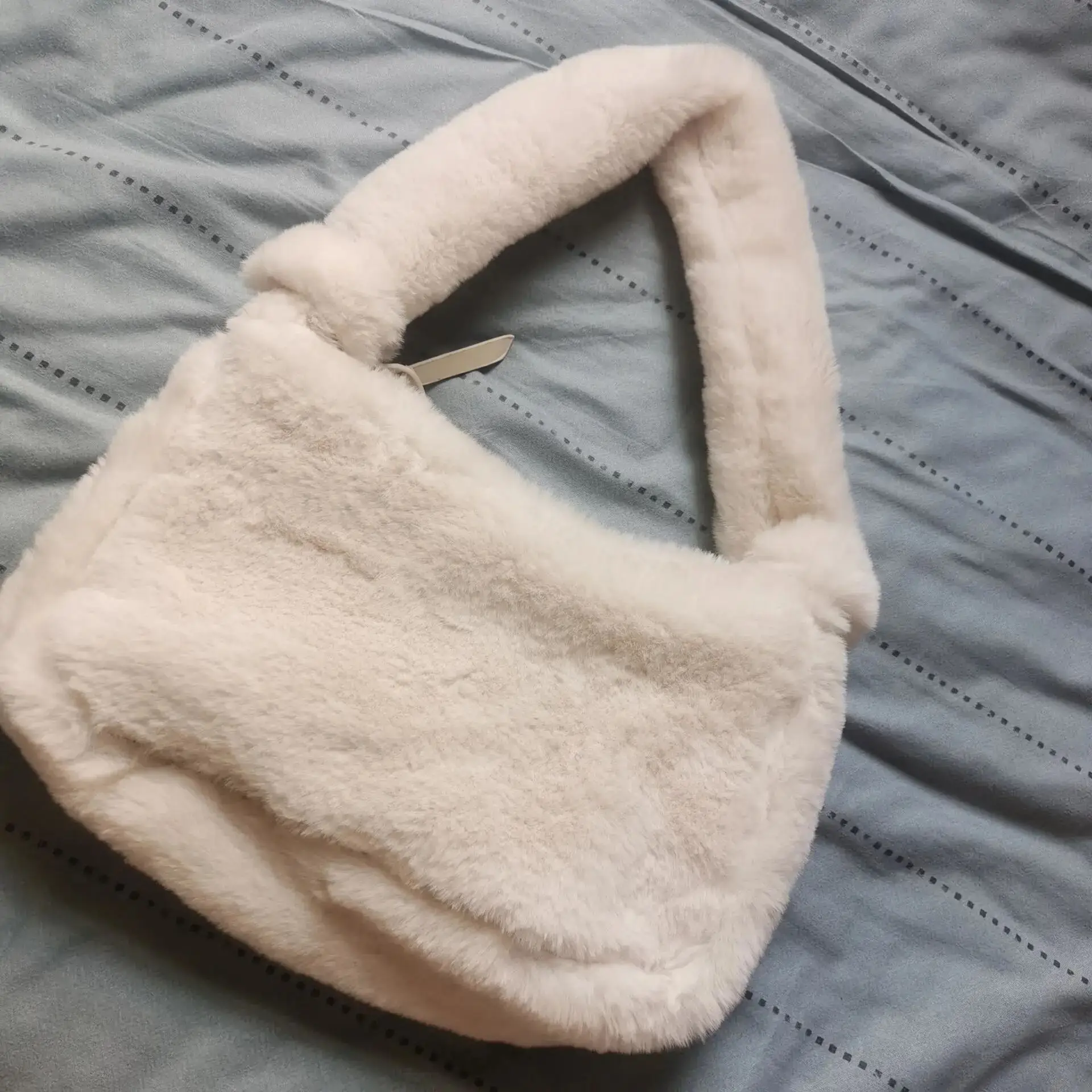 Winter Fashion Ladies Hobos Shoulder Bags Soft Plush Small Handbags for Women Luxury Faux Fur Female Clutch Purse Mini Tote
Winter Fashion Ladies Hobos Shoulder Bags Soft Plush Small Handbags for Women Luxury Faux Fur Female Clutch Purse Mini Tote