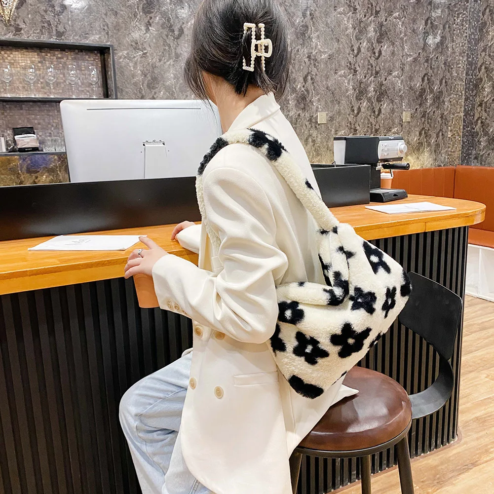 Fluffy Shoulder Messenger Bag Fashion Casual Soft Crossbody Bags Plush Soft Underarm Shoulder Women Totes Bags Clutch Bag
Fluffy Shoulder Messenger Bag Fashion Casual Soft Crossbody Bags Plush Soft Underarm Shoulder Women Totes Bags Clutch Bag