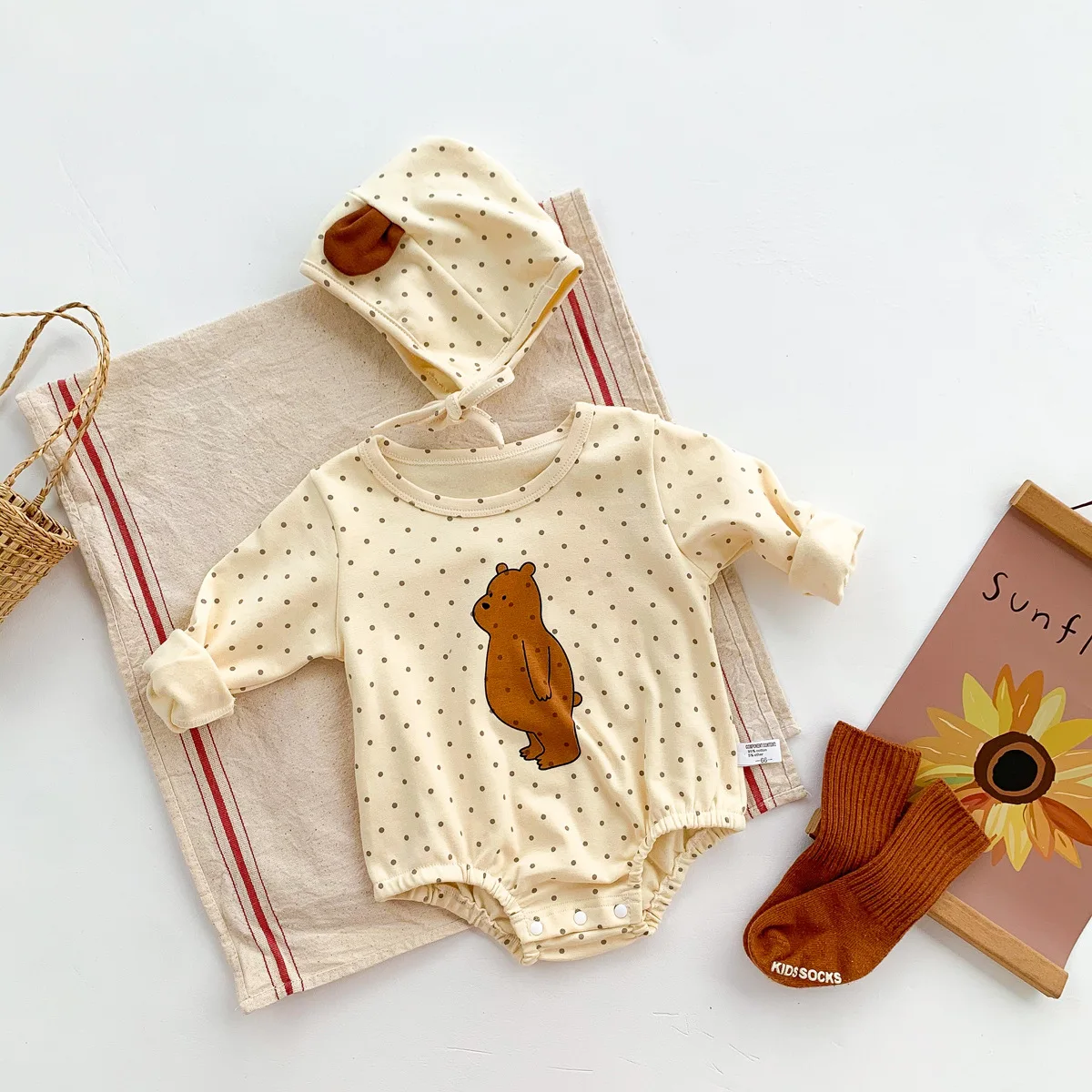 2021 Autumn New Fashion Baby Boys Long Sleeve Dot Bodysuit Cartoon Bear Print Cotton Jumpsuit+ Hat Toddlers Outfits Clothes 0-2y 
2021 Autumn New Fashion Baby Boys Long Sleeve Dot Bodysuit Cartoon Bear Print Cotton Jumpsuit+ Hat Toddlers Outfits Clothes 0-2y