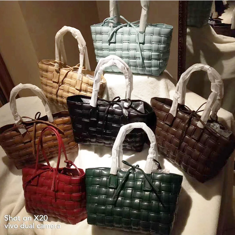 New Trend Women Handbags Large Tote Famous Designer Bags Plaided Woven Shoulder Bag Luxury Padded Travel Bag Dropshipping Bags 
New Trend Women Handbags Large Tote Famous Designer Bags Plaided Woven Shoulder Bag Luxury Padded Travel Bag Dropshipping Bags