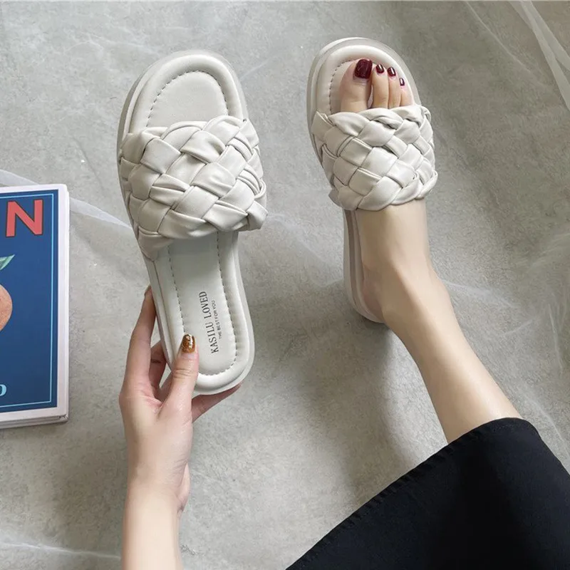 Shoes Woman 2021 Slippers For Swimming Pool Luxury Slides Pantofle Low Beach Designer Flat New Soft Rome Concise Fashion PU
Shoes Woman 2021 Slippers For Swimming Pool Luxury Slides Pantofle Low Beach Designer Flat New Soft Rome Concise Fashion PU