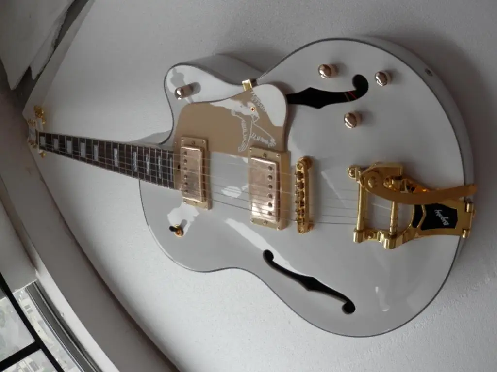 free Shipping Factory Custom White Semi Hollow Body Jazz Electric Guitar With Bigsby Tremolo 11yue2
free Shipping Factory Custom White Semi Hollow Body Jazz Electric Guitar With Bigsby Tremolo 11yue2