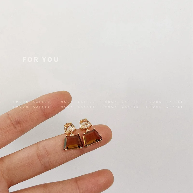 S925 Retro Coffee Color Champagne Zircon Hit Color Earrings INS Niche Wild Retro Earrings Female Fashion Classic Earrings
S925 Retro Coffee Color Champagne Zircon Hit Color Earrings INS Niche Wild Retro Earrings Female Fashion Classic Earrings
