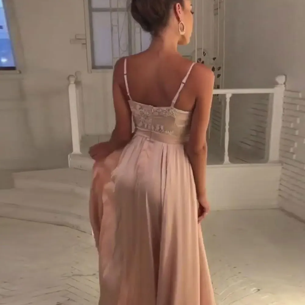 Spaghetti strap Zipper Party Gowns A-line Sweep/Brush Party Dresses Floor length Front/Side Slit Applique Evening Dresses 2021
Spaghetti strap Zipper Party Gowns A-line Sweep/Brush Party Dresses Floor length Front/Side Slit Applique Evening Dresses 2021