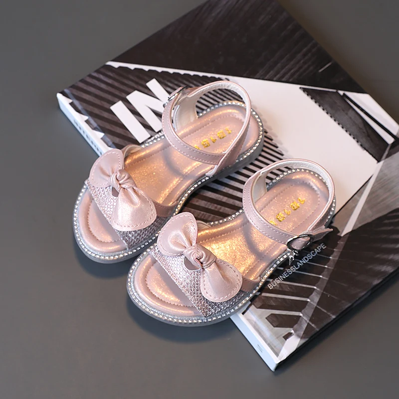 Girls' sandals 2021 new summer Princess net red diamond middle school children's little girl open toe Korean children's shoes
Girls' sandals 2021 new summer Princess net red diamond middle school children's little girl open toe Korean children's shoes