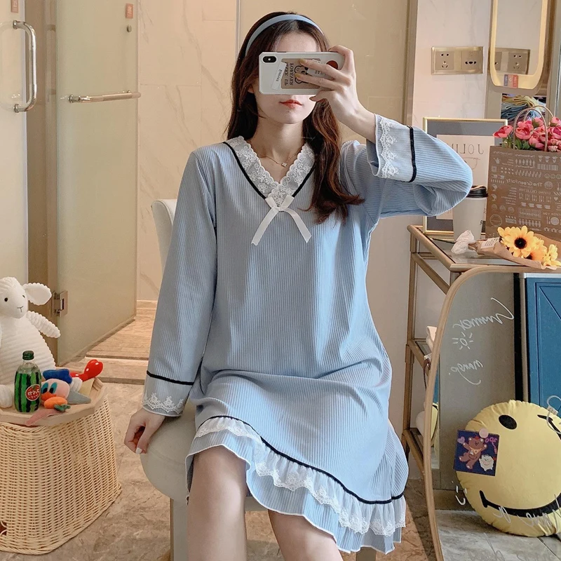 2020 Autumn Sweet Princess Lace Long Sleeve Cotton V-neck Nightgown for Women Sleepwear Night Dress Nightdress Home Dress Nighty 
2020 Autumn Sweet Princess Lace Long Sleeve Cotton V-neck Nightgown for Women Sleepwear Night Dress Nightdress Home Dress Nighty