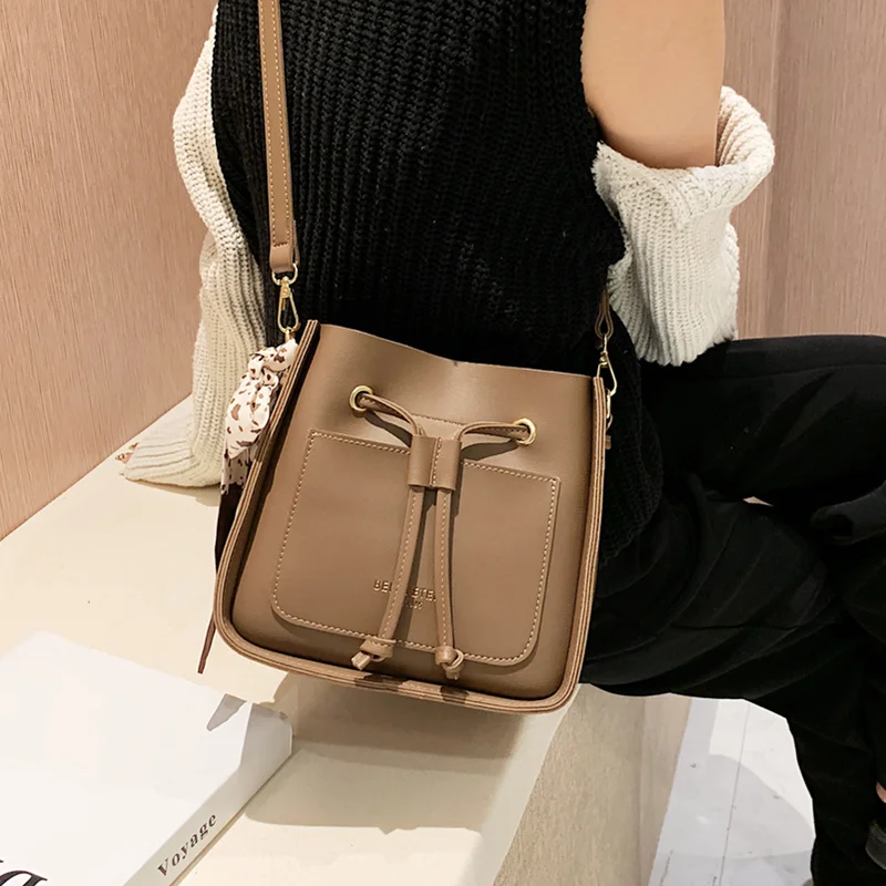 Drawstring Design Shoulder Bags for Women High Quality Pu Leather Bucket Bag Female Vintage Handbag Ladies Square Crossbody Bag
Drawstring Design Shoulder Bags for Women High Quality Pu Leather Bucket Bag Female Vintage Handbag Ladies Square Crossbody Bag